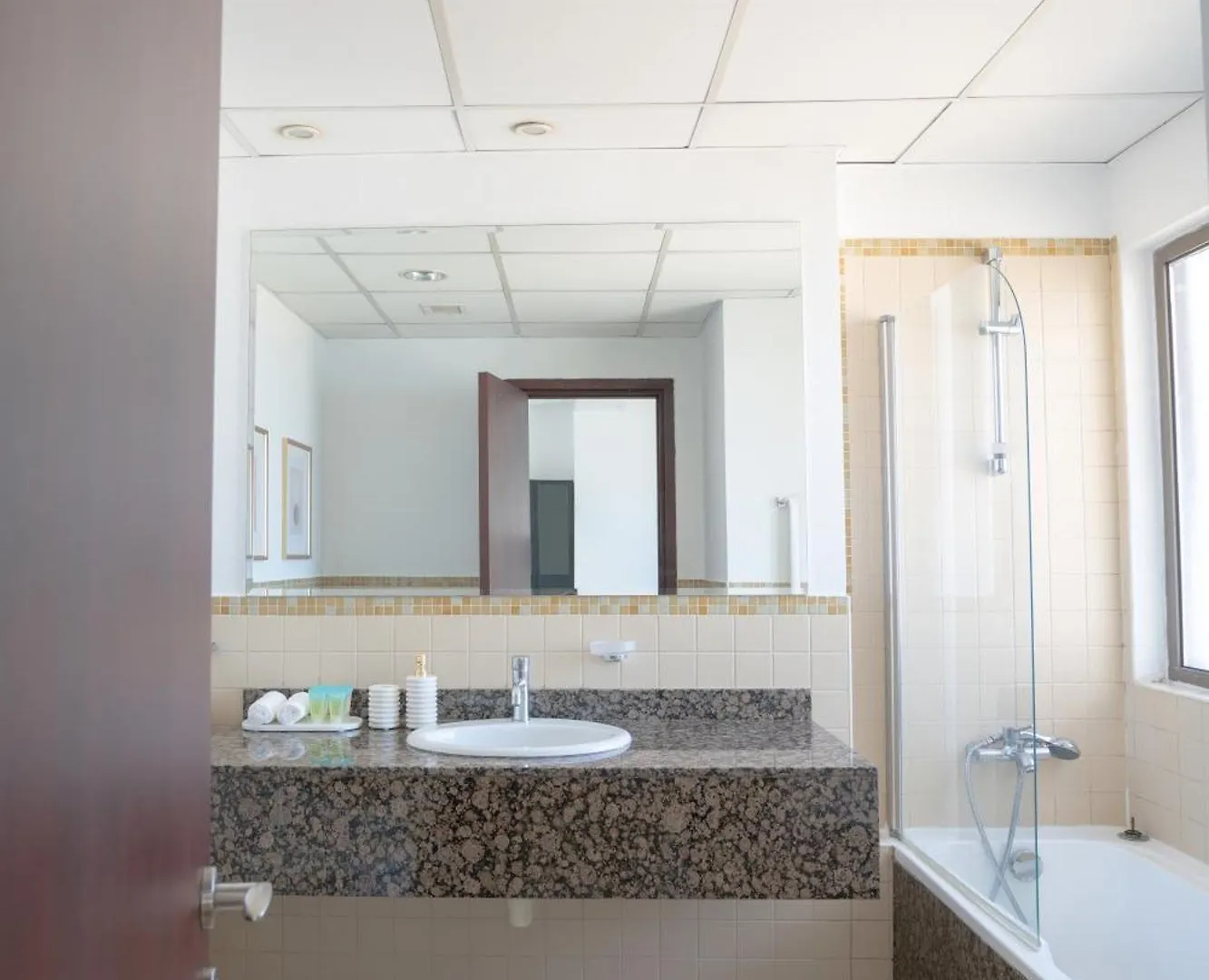 アパート ドバイGma Amwaj 2Br Sea View High Floorアパートメント アラブ首長国連邦